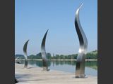 Stich One  -  Drei-Stelen-am-See
Edelstahlstele
Maße: 8 verschiedene Formen in Längen von 140 - 290 cm