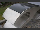 Hochsitz
Edelstahlobjekt mit Auflage aus gemischtporigen Polyetherurethan.
Maße: L/T/H - 240 / 40 / 40-45 cm