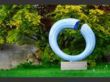 Ribbon
Kunstharz-Lichtskulptur mit LED-Beleuchtung
Mae: Hhe 147 cm Breite 130 cm